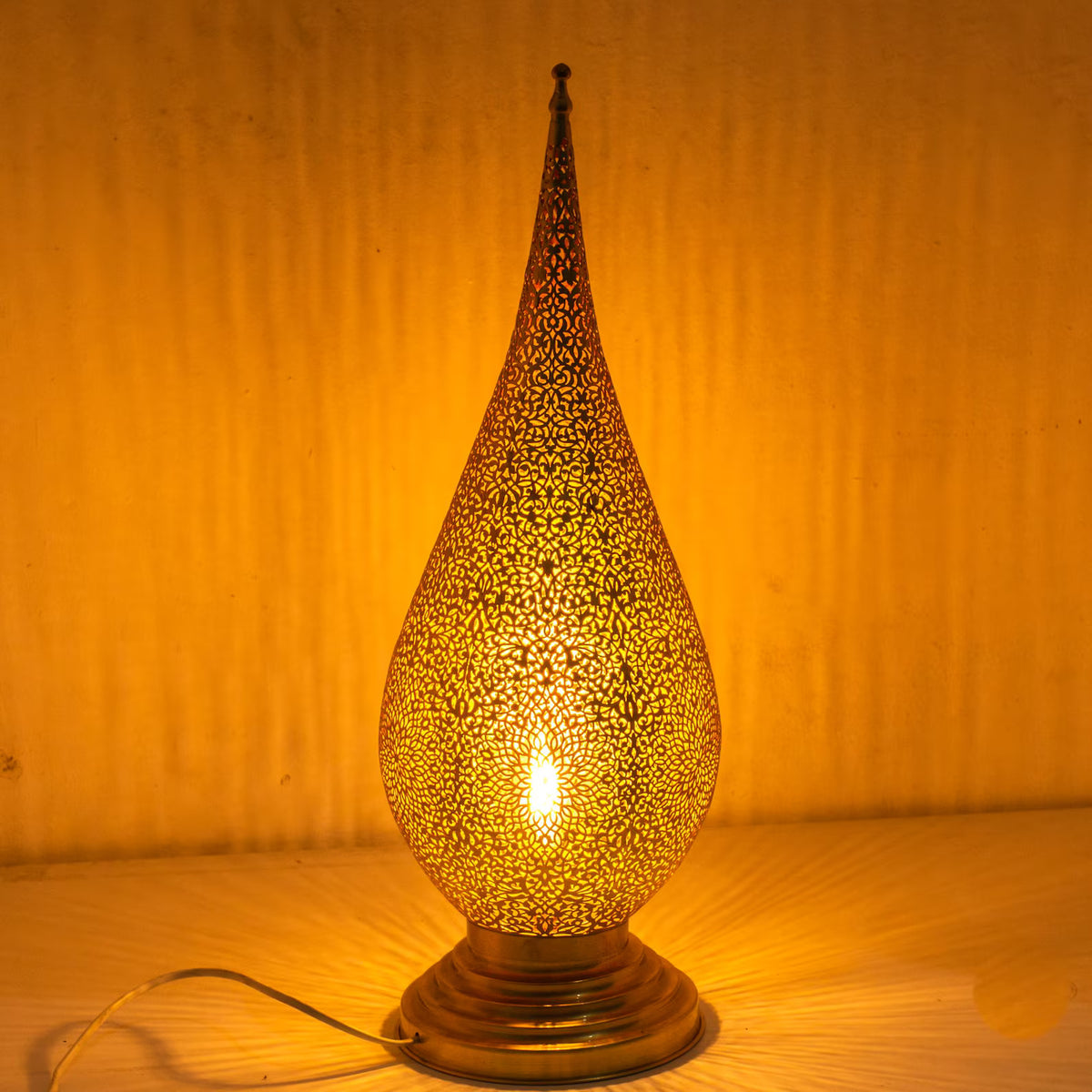 Lámpara de mesa de latón sin lacar, Lámpara de base perforada, Iluminación de mesa calada