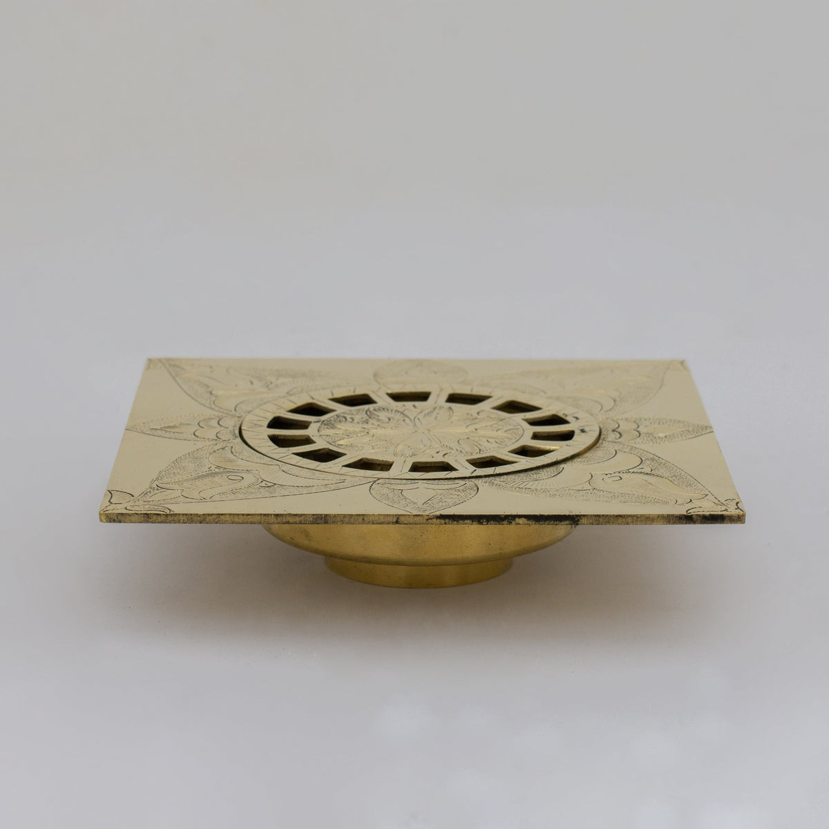 Engraved Traditional Style Brass Floor Drain | Shower floor - Insideast