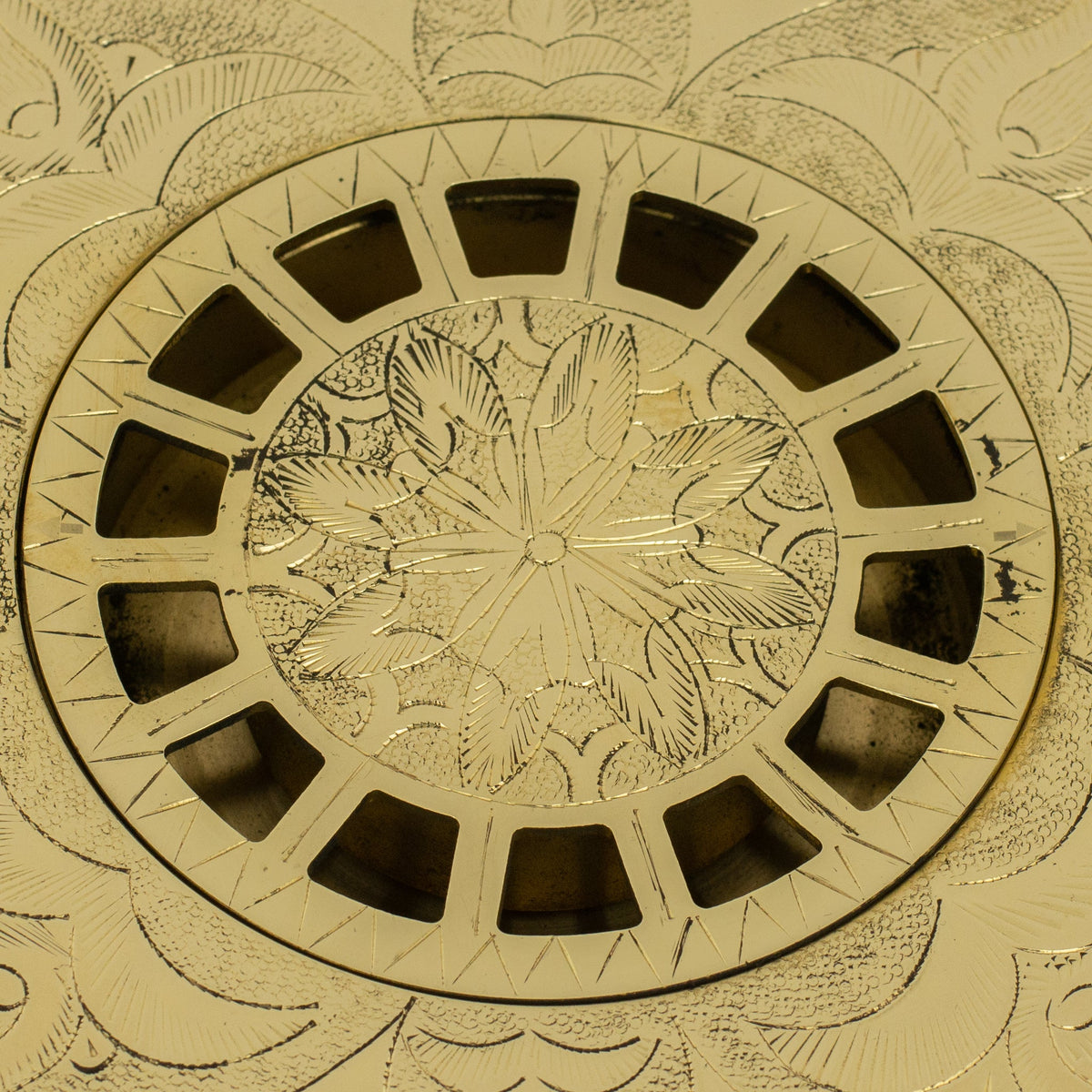 Engraved Traditional Style Brass Floor Drain | Shower floor - Insideast