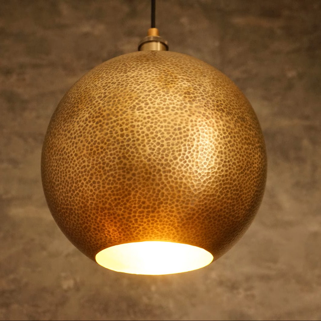 Suspension boule en laiton martelé, dôme doré chaud, finition naturelle non laquée, Insideast